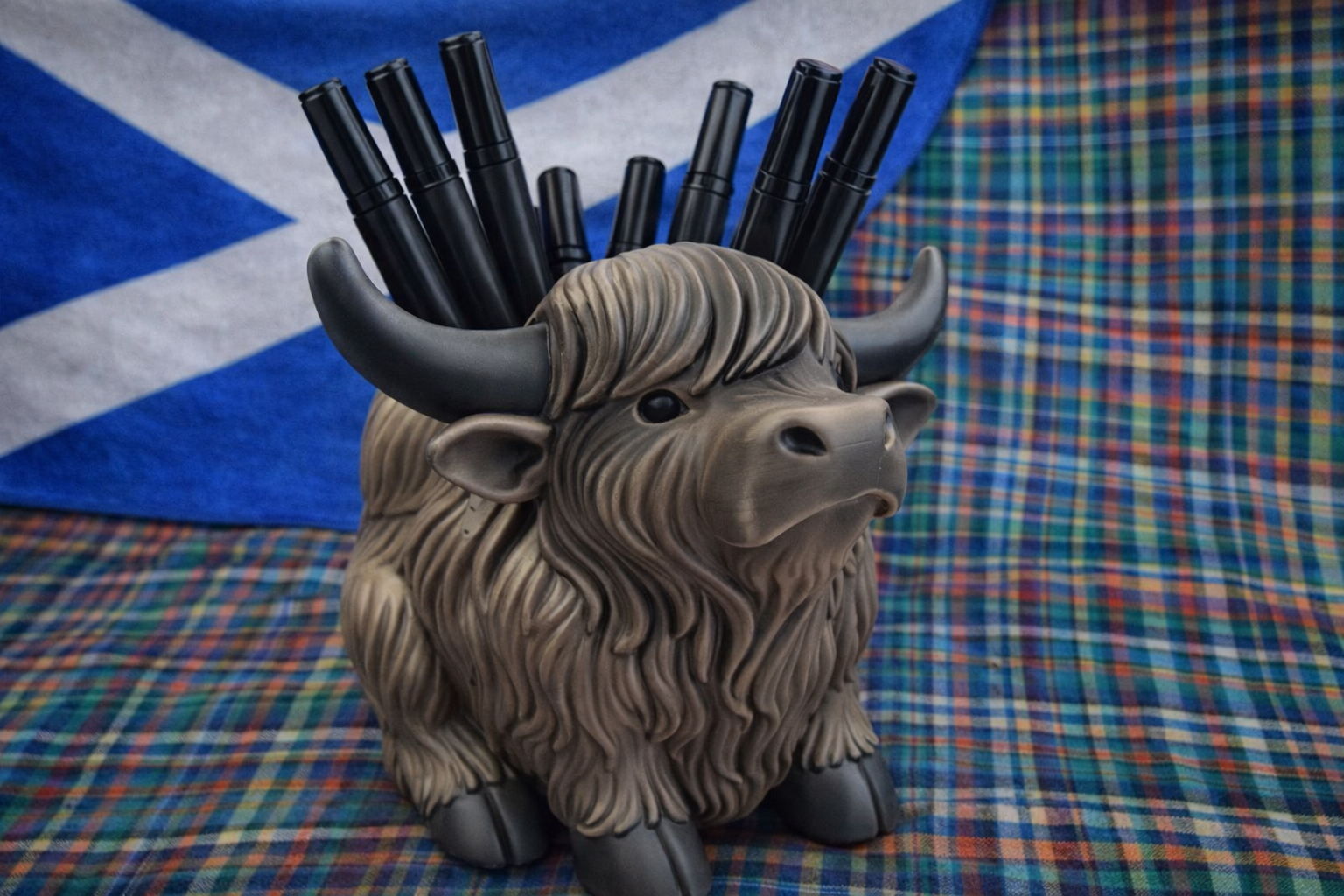 Highland Cow pen holder